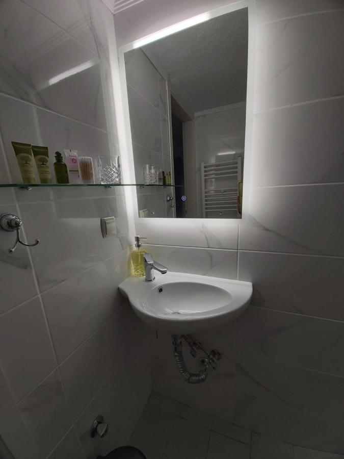 סרס Lux Apartment Downtown מראה חיצוני תמונה